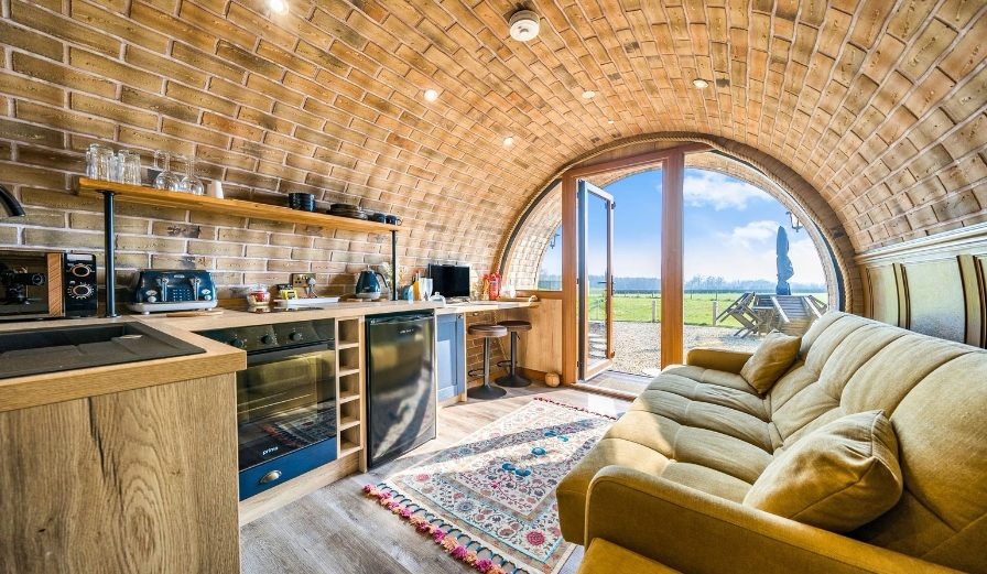 https://visit-worcs.transforms.svdcdn.com/production/assets/images/Bredon-View-Glamping-1.jpg?w=896&h=521&auto=compress%2Cformat&fit=crop&dm=1791194955&s=d9738238a8471751bdd1e565f5934b9f