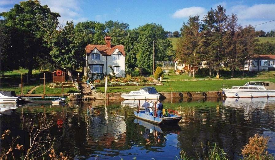 Photo of boats on the River Avon on a sunny day in Evesham