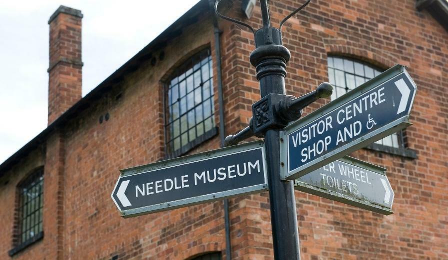Photo of directional sign at Neddle Museum
