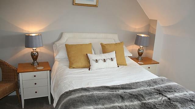 Double bedroom the huntings self catering holiday rental mews cottage broadway cotswolds worcestershire england