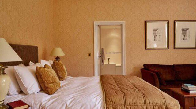 Room 06 bed 600x360 1