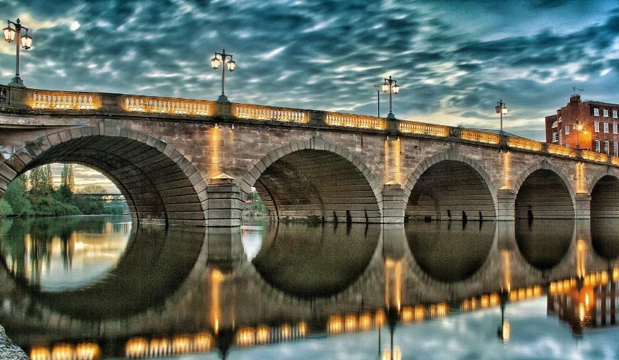 Evening photo of Worcester Bridge