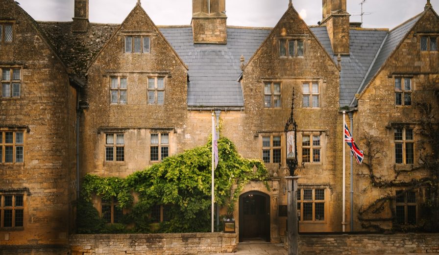 https://visit-worcs.transforms.svdcdn.com/production/assets/images/The-Lygon-Arms-Hotel.jpg?w=896&h=521&auto=compress%2Cformat&fit=crop&dm=1791195108&s=ae5b746f74626e10d754d915be1910a5